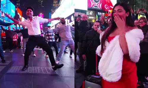 New York में रोमांटिक प्रपोज़ल, भारतीय महिला का पल बना इंटरनेट सेंसेशन New York में रोमांटिक प्रपोज़ल, भारतीय महिला का पल बना इंटरनेट सेंसेशन