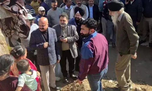 JAMMU: युद्धवीर सेठी ने राजीव कॉलोनी में नागरिक समस्याओं का निरीक्षण किया JAMMU: युद्धवीर सेठी ने राजीव कॉलोनी में नागरिक समस्याओं का निरीक्षण किया