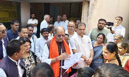 SIR मतदाता पुनर्निरक्षण सूची की जानकारी लेने सांसद बृजमोहन अग्रवाल पहुंचे बूथ पर