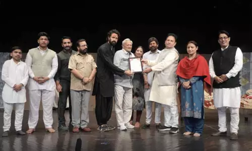 JAMMU: डोगरी नाटक ‘सखाराम बाइंडर’ का मंचन JAMMU: डोगरी नाटक ‘सखाराम बाइंडर’ का मंचन