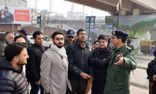मंडलायुक्त ने Srinagar city के लिए यातायात जाम कम करने की योजना की समीक्षा की