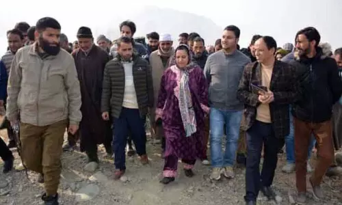 KULGAM: सकीना ने बाढ़ से निपटने के कई प्रोजेक्ट्स की आधारशिला रखी KULGAM: सकीना ने बाढ़ से निपटने के कई प्रोजेक्ट्स की आधारशिला रखी