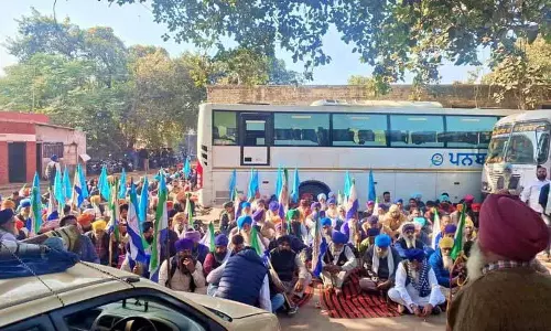 Amritsar: रोडवेज कर्मचारियों का प्रदर्शन जारी, बसों को सड़कों से दूर रखा