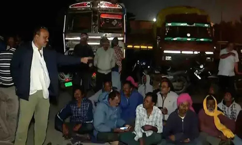 धान खरीद विवाद: मिलर्स ने स्टॉक ठुकराया, किसानों का प्रदर्शन