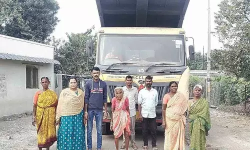 ग्रामीणों ने Singareni लॉरियों को रोका
