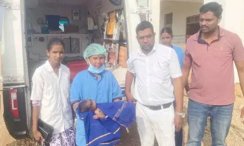 काँटों वाली झाड़ियों में नवजात बच्ची मिली, Ambulance स्टाफ ने उसे बचाया काँटों वाली झाड़ियों में नवजात बच्ची मिली, Ambulance स्टाफ ने उसे बचाया