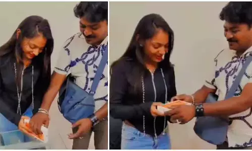सरप्राइज गिफ्ट: Monalisa Bhosle को पिता ने भेजा - रिएक्शन वायरल