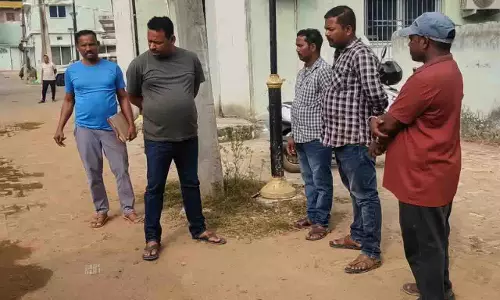 Odisha: प्रेमी के घर के बाहर महिला का शव रखा, परिवार ने किया विरोध प्रदर्शन Odisha: प्रेमी के घर के बाहर महिला का शव रखा, परिवार ने किया विरोध प्रदर्शन