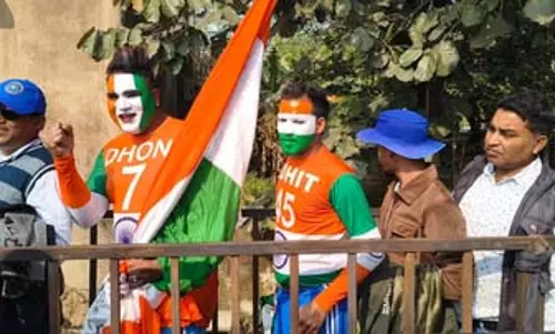 धोनी के शहर में कोहली का जादू, रांची वनडे में मचा धमाल, सुरक्षा तोड़ फैन ने किया दंडवत धोनी के शहर में कोहली का जादू, रांची वनडे में मचा धमाल, सुरक्षा तोड़ फैन ने किया दंडवत