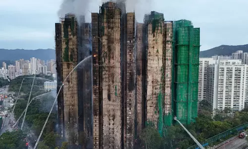 Hong Kong में दशकों की सबसे भीषण अपार्टमेंट आग में मरने वालों की संख्या 146 हुई