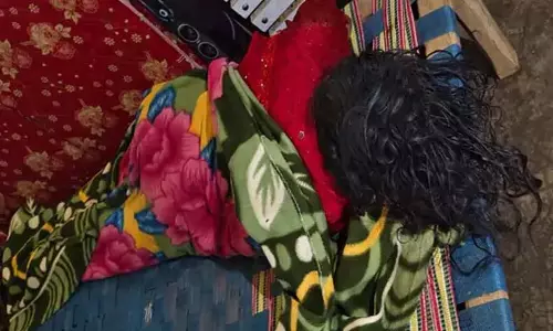 CG NEWS: सरकारी क्वार्टर में मिली महिला की लाश, फैली सनसनी CG NEWS: सरकारी क्वार्टर में मिली महिला की लाश, फैली सनसनी