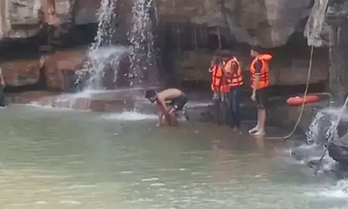 Raipur Breaking: नरहरा वाटरफॉल में हादसा, गहरे पानी में डूबा युवक लापता