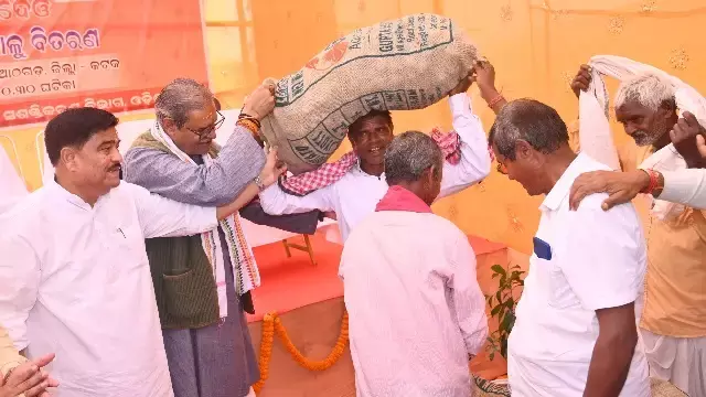 ओडिशा के उपमुख्यमंत्री केवी सिंहदेव ने Athagarh में प्रमाणित आलू बीज वितरित किया