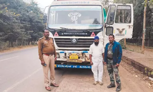 पुलिस का बड़ा खुलासा: बिना सूचना मक्का ले जाने वाले ट्रक चालक गिरफ्तार