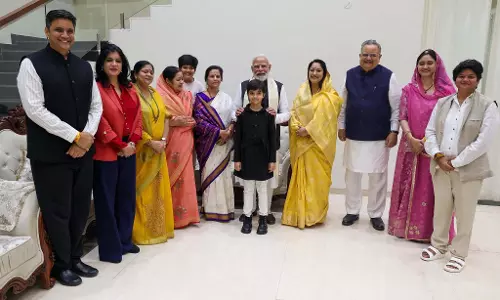 रायपुर में डॉ. रमन सिंह ने प्रधानमंत्री नरेंद्र मोदी से सपरिवार की भेंट