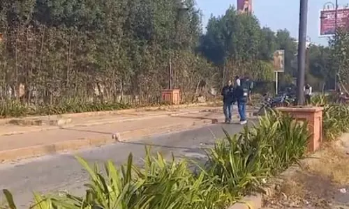 वसंत कुंज में तेज रफ्तार मर्सिडीज ने तीन लोगों को टक्कर मारी, एक की मौत वसंत कुंज में तेज रफ्तार मर्सिडीज ने तीन लोगों को टक्कर मारी, एक की मौत