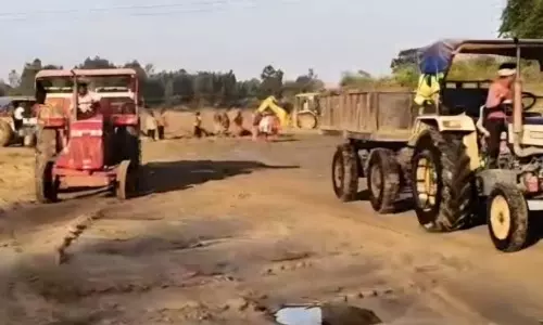 CG: नारंगी नदी में तेज रफ्तार से हो रहा अवैध रेत उत्खनन CG: नारंगी नदी में तेज रफ्तार से हो रहा अवैध रेत उत्खनन