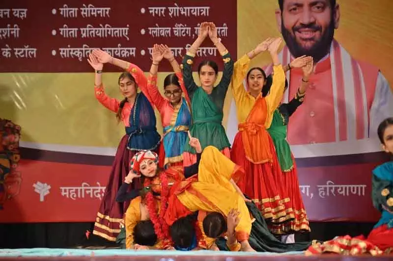 Sirsa में गीता महोत्सव के दूसरे दिन हवन और सांस्कृतिक कार्यक्रमों ने समां बांधा Sirsa में गीता महोत्सव के दूसरे दिन हवन और सांस्कृतिक कार्यक्रमों ने समां बांधा