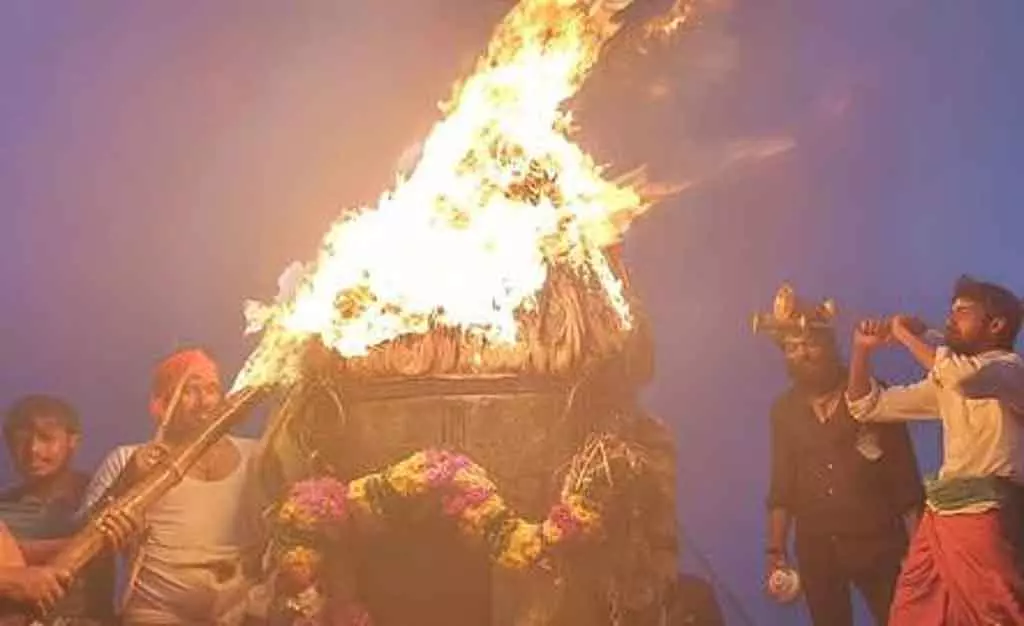 Tiruvannamalai में महादीपम के दिन भक्तों को पहाड़ी पर चढ़ने की मनाही है Tiruvannamalai में महादीपम के दिन भक्तों को पहाड़ी पर चढ़ने की मनाही है