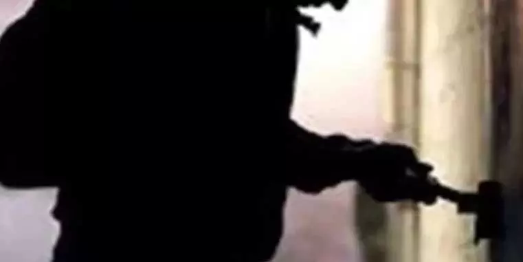 घर में घुसे थे चोर और पहुंच गया मालिक, 3 शातिर गिरफ्तार घर में घुसे थे चोर और पहुंच गया मालिक, 3 शातिर गिरफ्तार
