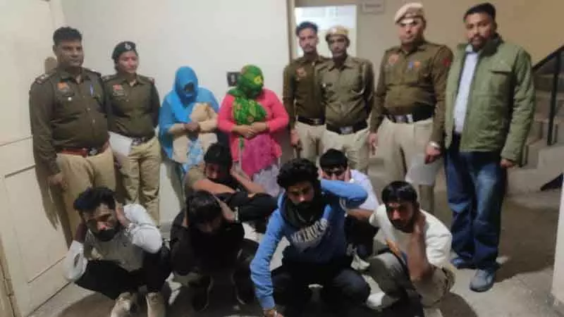 Sirsa police ने हनीट्रैप और जबरन वसूली रैकेट का भंडाफोड़ किया; 8 लोग गिरफ्तार Sirsa police ने हनीट्रैप और जबरन वसूली रैकेट का भंडाफोड़ किया; 8 लोग गिरफ्तार