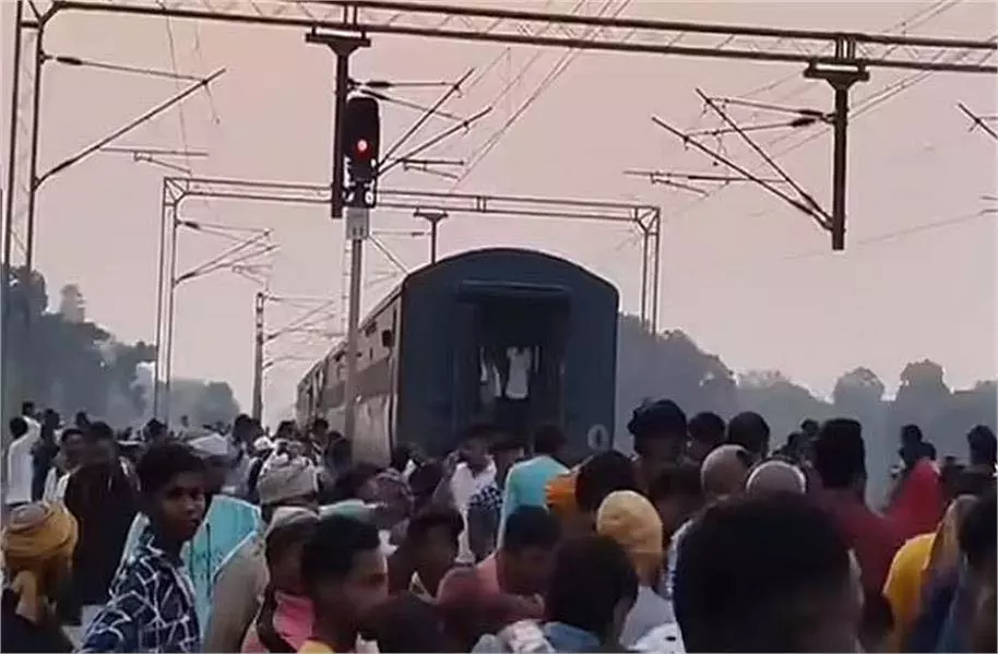 Bihar : चलती ट्रेन दो हिस्सों में टूटकर बिखरी, यात्रियों में हड़कंप Bihar : चलती ट्रेन दो हिस्सों में टूटकर बिखरी, यात्रियों में हड़कंप