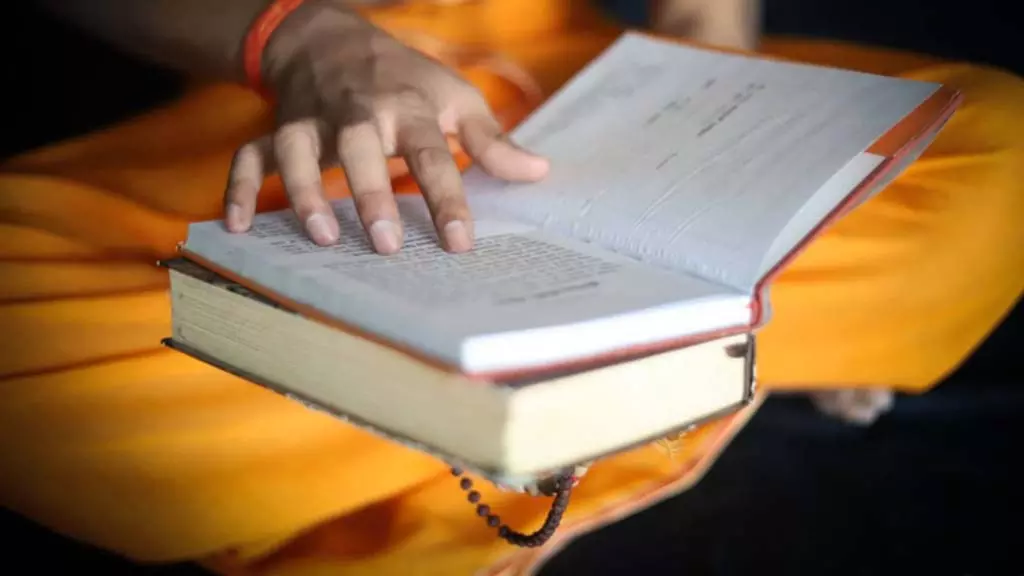 Bhagavad Gita Shlok: जानें कैसे मिल सकती है सभी रोगों से मुक्ति, आप भी करें गीता में लिखी इन बातों का पालन Bhagavad Gita Shlok: जानें कैसे मिल सकती है सभी रोगों से मुक्ति, आप भी करें गीता में लिखी इन बातों का पालन