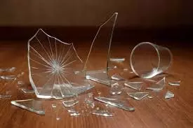 Breaking of Glass: शुभ या अशुभ,सुबह सुबह कांच का टूटना किस बात का संकेत देता है Breaking of Glass: शुभ या अशुभ,सुबह सुबह कांच का टूटना किस बात का संकेत देता है