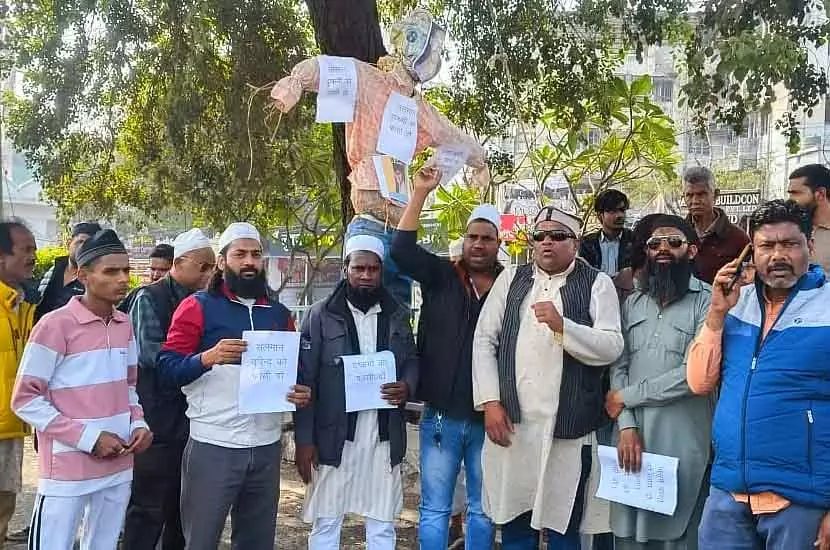 गोहरगंज रेप केस: आरोपी को 14 दिन की पुलिस रिमांड पर भेजा गया; मुस्लिम संगठनों ने मौत की सज़ा की मांग की गोहरगंज रेप केस: आरोपी को 14 दिन की पुलिस रिमांड पर भेजा गया; मुस्लिम संगठनों ने मौत की सज़ा की मांग की
