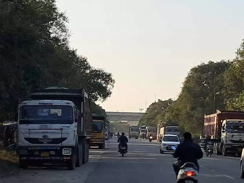 Una में रात में माइनिंग ट्रकों पर बैन लगने से नांगल में अफरा-तफरी मच गई Una में रात में माइनिंग ट्रकों पर बैन लगने से नांगल में अफरा-तफरी मच गई