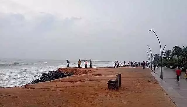 Tamil Nadu : पुलिस की चेतावनी के बावजूद लोग पुडुचेरी के बीच पर गए Tamil Nadu : पुलिस की चेतावनी के बावजूद लोग पुडुचेरी के बीच पर गए