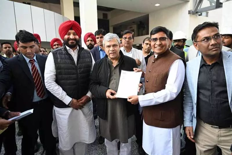 Nangal में ट्रैफिक की चिंताओं को लेकर बीजेपी नेताओं ने वैष्णव से मुलाकात की Nangal में ट्रैफिक की चिंताओं को लेकर बीजेपी नेताओं ने वैष्णव से मुलाकात की