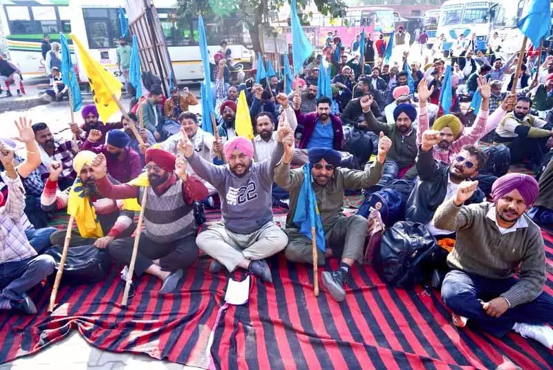 Punjab: प्रदर्शन कर रहे 10 रोडवेज कर्मचारियों पर हत्या की कोशिश का मामला दर्ज, 25 अन्य बर्खास्त Punjab: प्रदर्शन कर रहे 10 रोडवेज कर्मचारियों पर हत्या की कोशिश का मामला दर्ज, 25 अन्य बर्खास्त