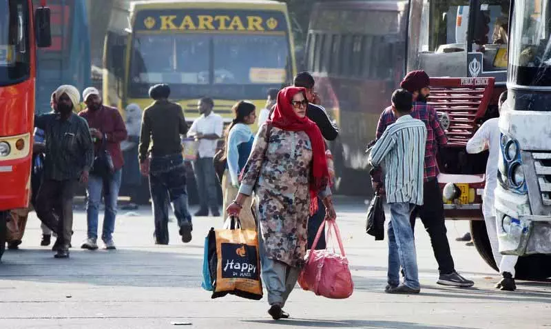 Jalandhar: रोडवेज हड़ताल से दूसरे दिन भी यात्री परेशान Jalandhar: रोडवेज हड़ताल से दूसरे दिन भी यात्री परेशान