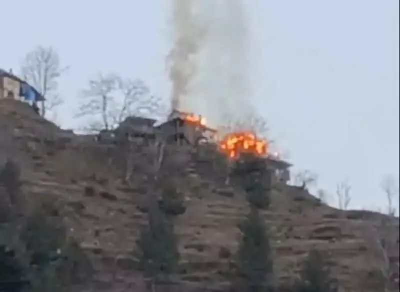 Ramban के गुंज टॉप त्रिगाम में भीषण आग, तीन घर जलकर खाक Ramban के गुंज टॉप त्रिगाम में भीषण आग, तीन घर जलकर खाक