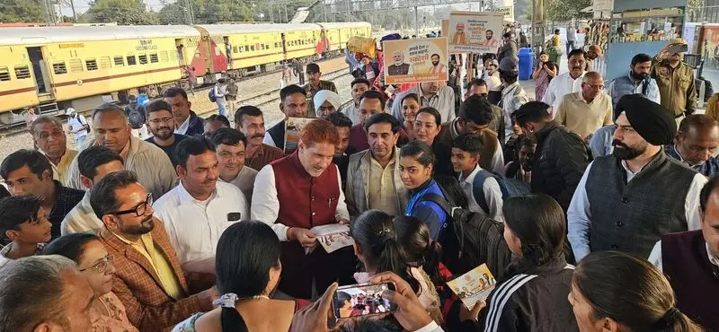 Haryana : सांसद बराला ने सिरसा में रेल यात्रियों से बातचीत की Haryana : सांसद बराला ने सिरसा में रेल यात्रियों से बातचीत की