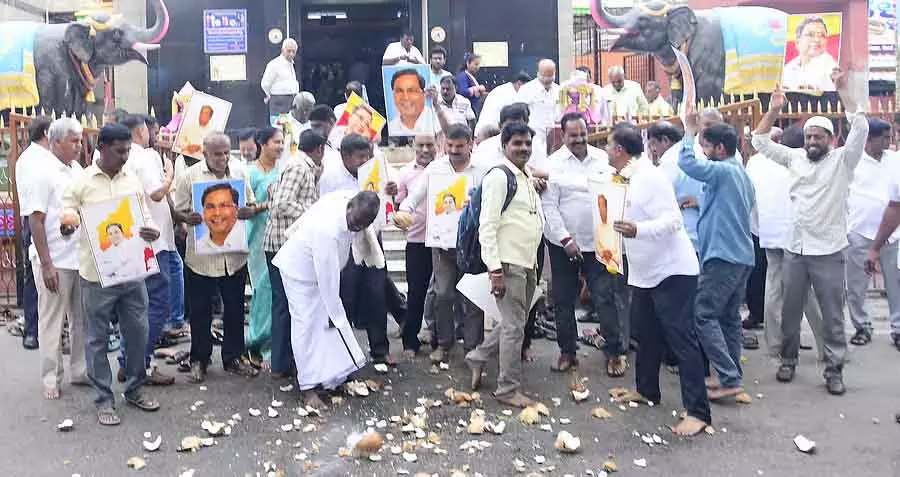 Tumkur : सिद्धारमैया के समर्थन में अहिंदा सड़कों पर उतरे Tumkur : सिद्धारमैया के समर्थन में अहिंदा सड़कों पर उतरे