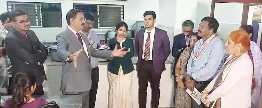 Tiptur : छह महीने से सैनिटरी पैड नहीं दिए गए Tiptur : छह महीने से सैनिटरी पैड नहीं दिए गए