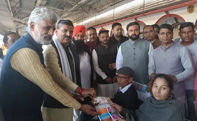Haryana : बेदी ने रेल यात्रियों से स्वदेशी सामान खरीदने का आग्रह किया Haryana : बेदी ने रेल यात्रियों से स्वदेशी सामान खरीदने का आग्रह किया