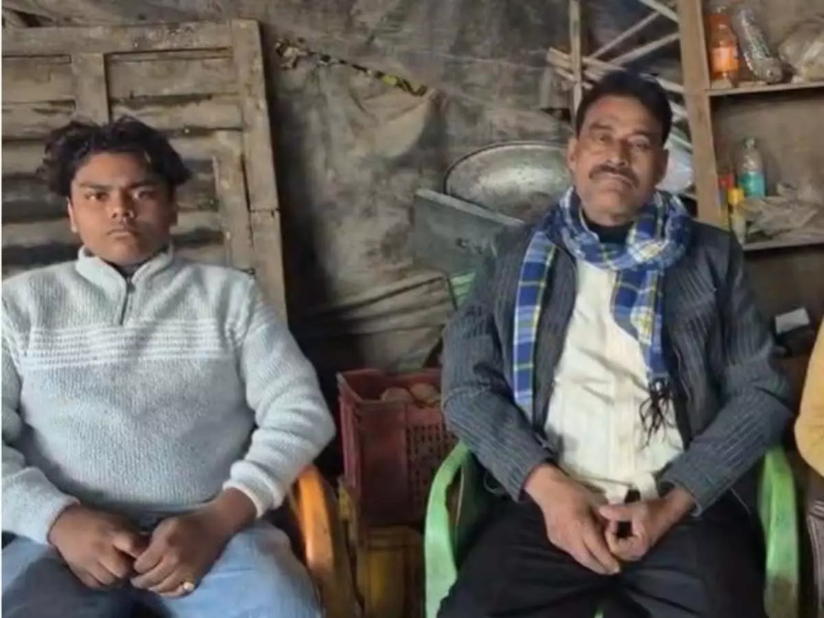 SIR अभियान: 40 साल बाद घर लौटा बेटा, हिंदू से मुस्लिम बना था SIR अभियान: 40 साल बाद घर लौटा बेटा, हिंदू से मुस्लिम बना था
