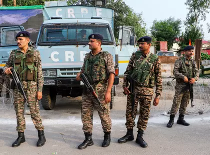 जम्मू-कश्मीर के पुलवामा में CRPF के दो जवान झुलस गए जम्मू-कश्मीर के पुलवामा में CRPF के दो जवान झुलस गए