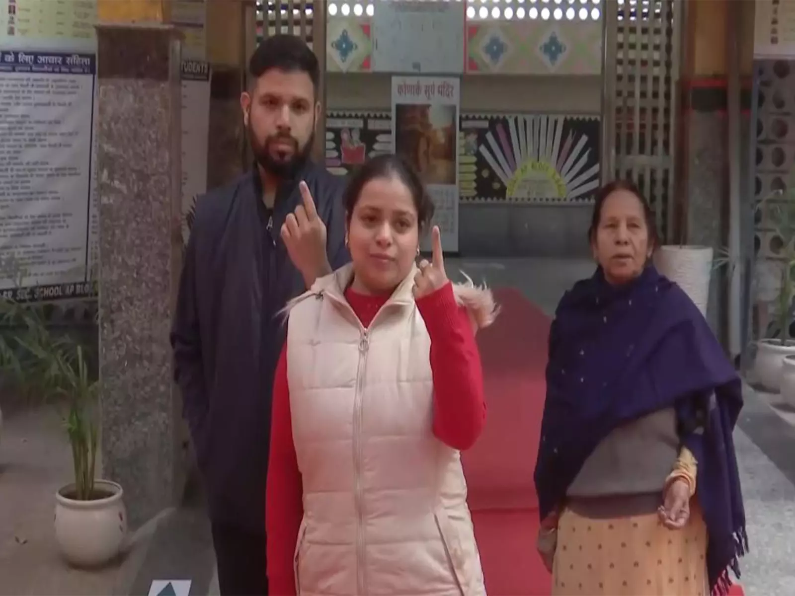 MCD के 12 वार्डों में उपचुनाव के लिए मतदान शुरू, मतदाताओं ने डाले वोट MCD के 12 वार्डों में उपचुनाव के लिए मतदान शुरू, मतदाताओं ने डाले वोट