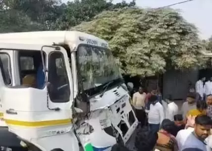 5 लोगों की दर्दनाक मौत: बेकाबू ट्रक ने कई गाड़ियों को मारी टक्कर, लोग भड़के 5 लोगों की दर्दनाक मौत: बेकाबू ट्रक ने कई गाड़ियों को मारी टक्कर, लोग भड़के