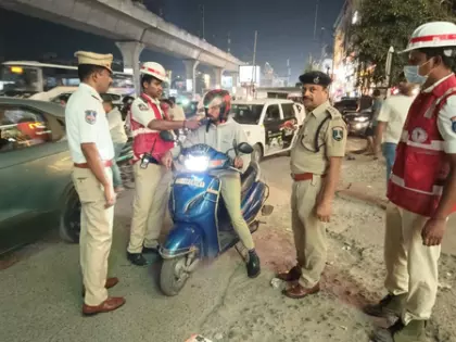 Cyberabad में शराब पीकर गाड़ी चलाने के आरोप में 983 लोग पकड़े गए Cyberabad में शराब पीकर गाड़ी चलाने के आरोप में 983 लोग पकड़े गए