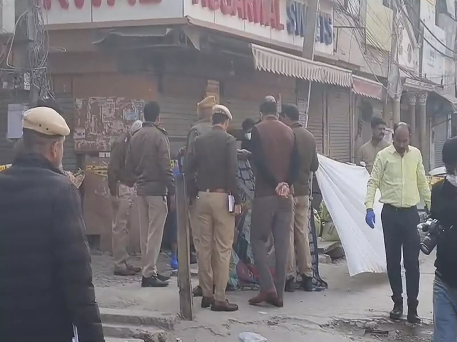 Aya Nagar में 52 वर्षीय व्यक्ति की गोली मारकर हत्या, जांच जारी Aya Nagar में 52 वर्षीय व्यक्ति की गोली मारकर हत्या, जांच जारी