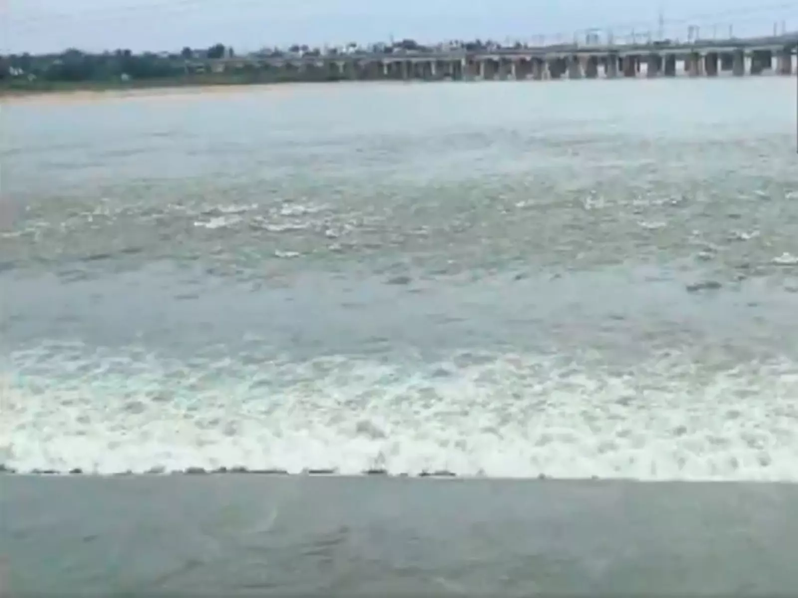 चक्रवात दित्वा के कारण Nellore में भारी बारिश, पेन्ना नदी में पानी का स्तर बढ़ा चक्रवात दित्वा के कारण Nellore में भारी बारिश, पेन्ना नदी में पानी का स्तर बढ़ा