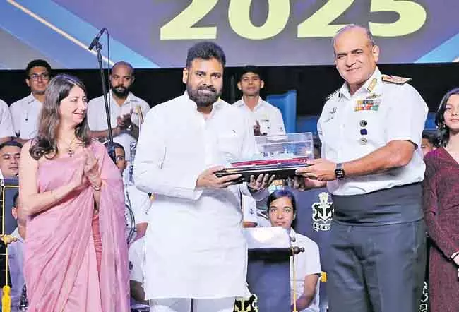 Andhra : उपमुख्यमंत्री ने नौसेना संगीत समारोह का दौरा किया Andhra : उपमुख्यमंत्री ने नौसेना संगीत समारोह का दौरा किया
