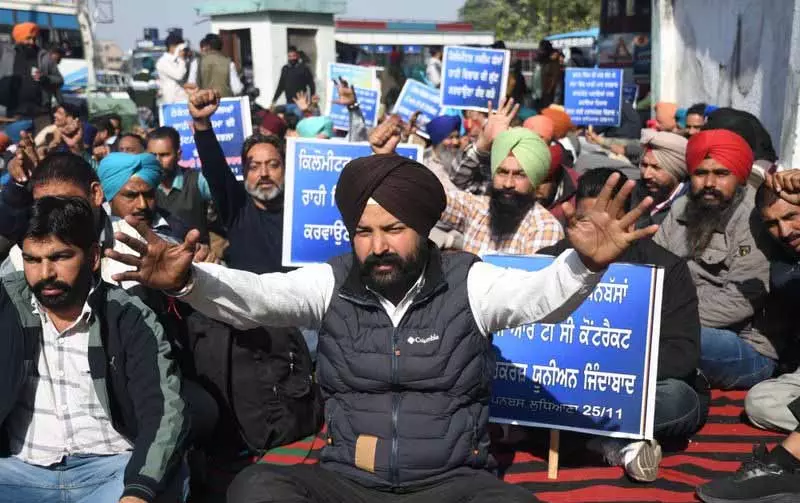 Ludhiana: रोडवेज कर्मचारियों की हड़ताल दूसरे दिन भी जारी, यात्रियों को परेशानी Ludhiana: रोडवेज कर्मचारियों की हड़ताल दूसरे दिन भी जारी, यात्रियों को परेशानी