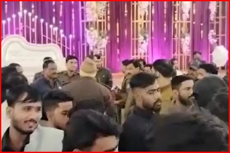 OMG! फोन पर दिया तलाक...फिर करने वाला था दूसरी शादी, पहली पत्नी की हुई एंट्री OMG! फोन पर दिया तलाक...फिर करने वाला था दूसरी शादी, पहली पत्नी की हुई एंट्री