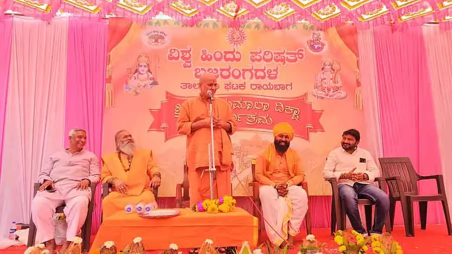 संस्कृति इंसानों के लिए ज़रूरी है: कनेरी मठ के अदृश्य कदासिद्धेश्वर स्वामीजी संस्कृति इंसानों के लिए ज़रूरी है: कनेरी मठ के अदृश्य कदासिद्धेश्वर स्वामीजी